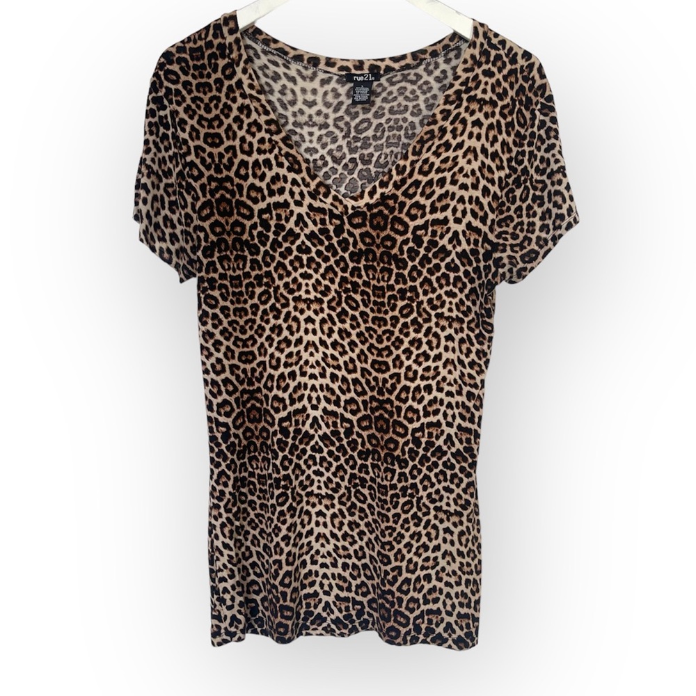 💚 Rue21 Short sleeve v-neck stretch tee leopard print animal print large